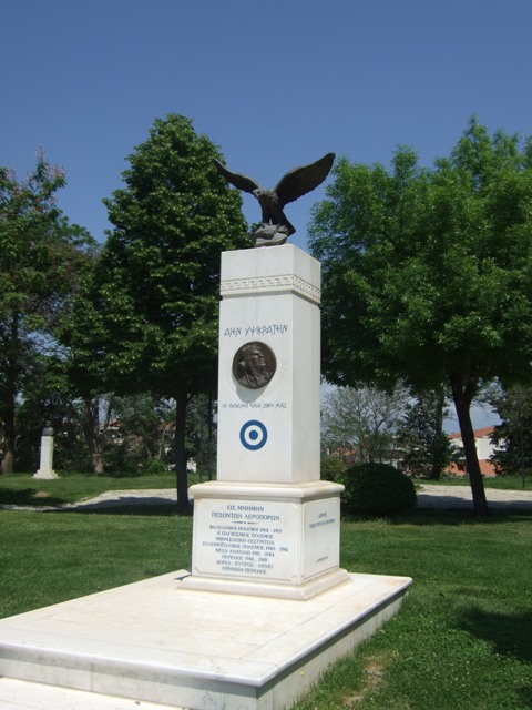 Μνημείο, Στάθης Αλεξόπουλος